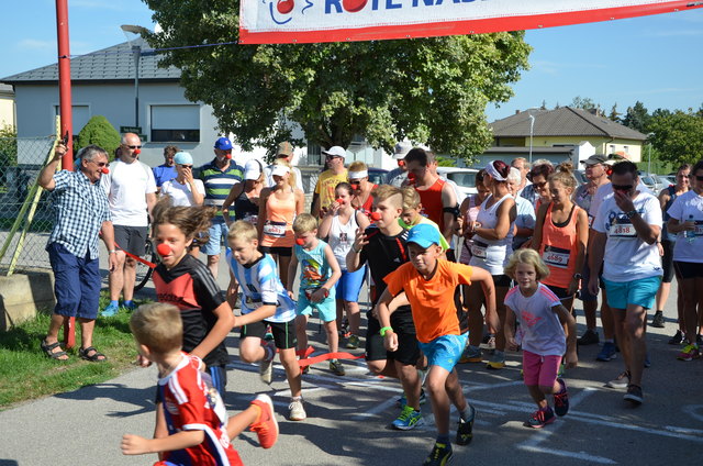 Start zum siebenten Rote Nasen Lauf in Jedenspeigen: 141 Läufer ließen sich nicht von der Hitze abschrecken. | Foto: privat