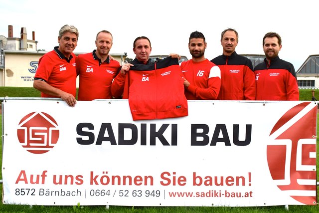 Die Bärnbacher Fußballer erhielten von Imet Sadiki eine neue Garnitur Trainingsanzüge. | Foto: KK