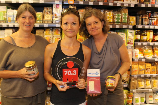 Dominique Lothaller mit den Geschäftsführerinnen des BioBauernladens Gudula Brezowski (li.) und Andrea Kastinger (re.)