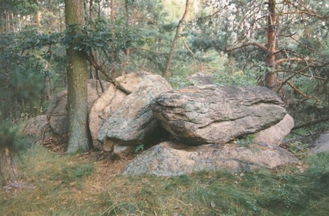 Vollkommen bewaldeter Berg zwischen Retz und dem Nachbardorf Hofern, eher schon bei Hofern gelegen. Auf ihm befindet sich eine alte vorchristliche Kultstätte. (1996)