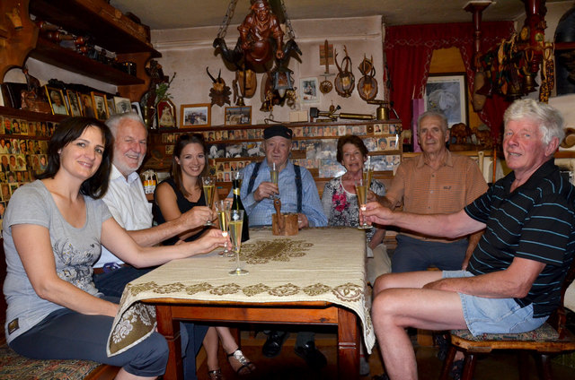 Ein "Prost" auf den Geburtstags-Jubilar Sepp Thaler mit Gattin Gretl (Mitte) von Verwandten und Freunden. | Foto: Foto: Schöffthaler