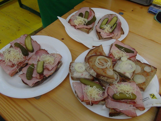 Zeggern macht hungrig: Belegte Brote passen ausgezeichnet zum Sausaler Wein.
