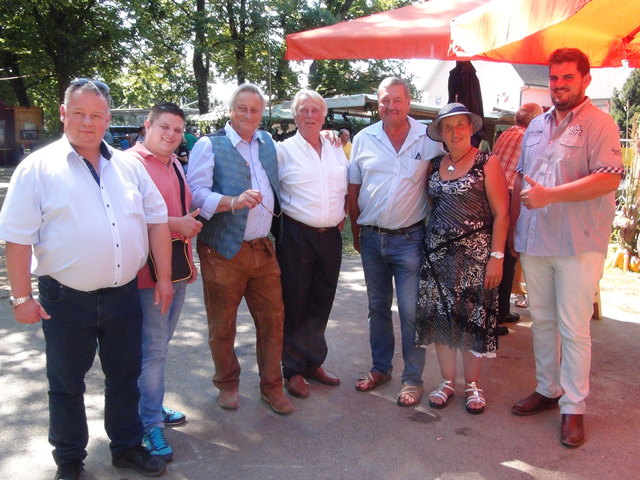 LAbg. Christian Cramer (l.), NRAbg. Josef Riemer (3.v.l.) und Co. statteten dem Zeggern-Frühschoppen einen Besuch ab.