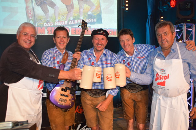 Prost: Bgm. Gerhard Witting, die Pfunds-Kerle Joe, Paul und Martin sowie Vizebgm. Rupert Schuchter.