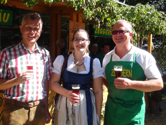 Ein Prosit auf den Frühschoppen: v.l. Muchitsch, Eva Heinrich und Vizenbgm. Stiegelbauer.