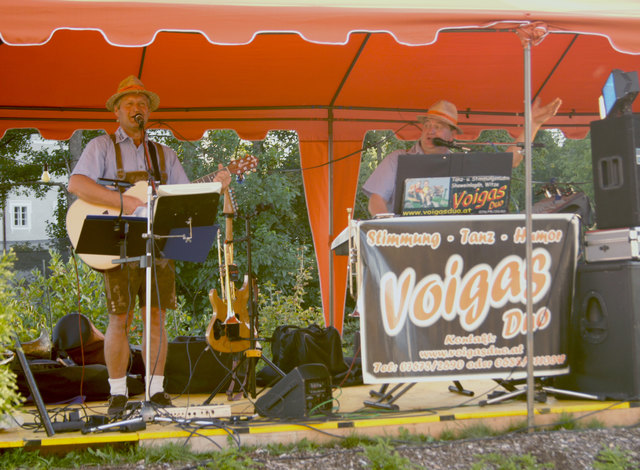Das zünftige "Voigas-Duo" unterhielt mit bekannten Stücken von Schlager bis Oldies