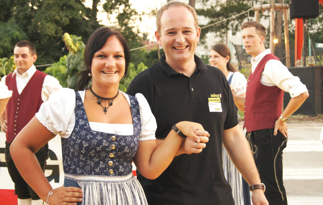 Auch Bgm. Markus Stadlbauer wagte ein Tänzchen mit der Volkstanzgruppe