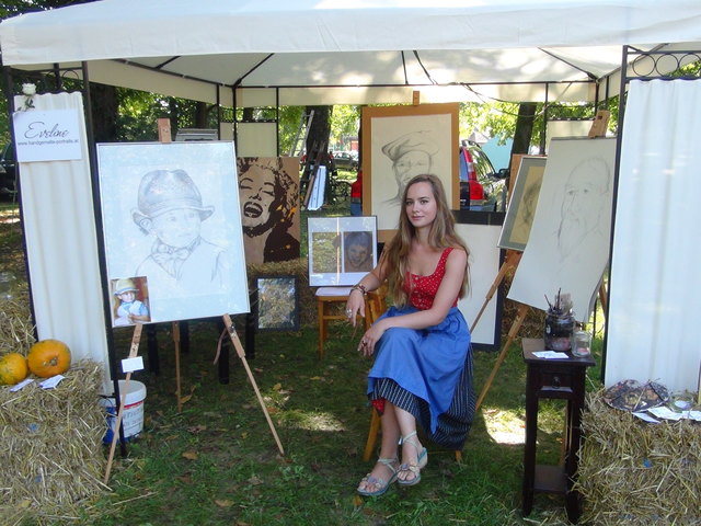 Handgemalte Portraits am Stand von Eveline.