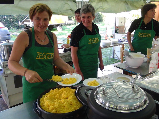 Nicht fehlen durfte beim Zeggern der Sterz, hier am Stand von Bäuerinnen aus der Region.