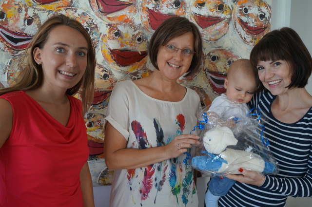 Ortsleiterin Sabine Schardtmüller (Mitte) und Stellvertreterin Melanie Wöss (l.) beim Babybesuch bei Mama Heidi und Sohn Lio. | Foto: ÖVP-Frauen