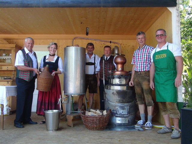"Schnaps brennen tua ma!": (v.l.) Johann Rannegger, Moderatorin Evelyn Schweinzger, Johann Possnitz, Herbert Stiegler, Josef Muchitsch und Vizebgm. Friedrich Stiegelbauer.