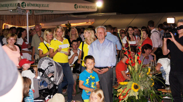 Auch Landeshauptmann Josef Pühringer ließ sich vom Showact der Volkstanzgruppe begeistern