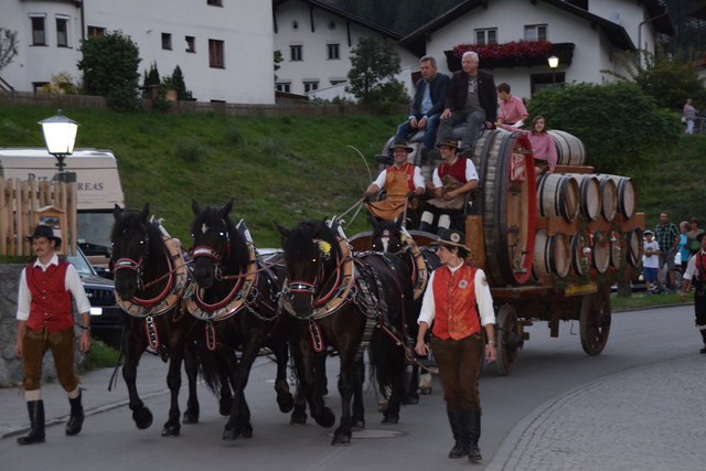 Gemeinsam mit Bgm. Gerhard Witting (oben re.) und Vizebgm. Rupert Schuchter (oben li.) hielt der Bierwagen zum Zeltfest Einzug.