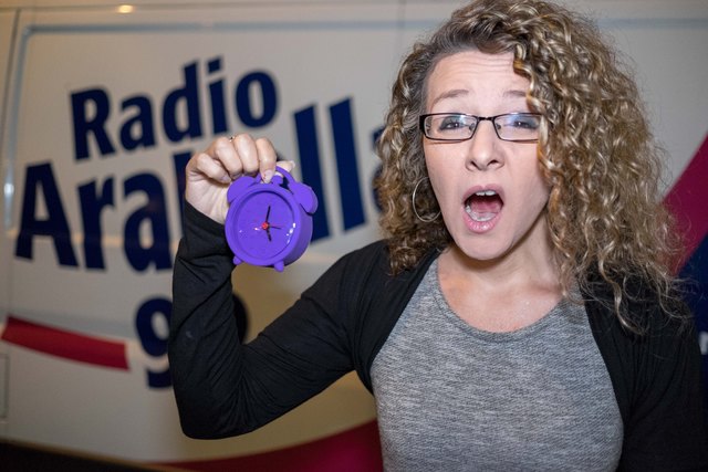 Arbeitsbeginn bei der Morgenshow: 5 Uhr Früh - Connys Gesichtsausdruck spricht Bände.
