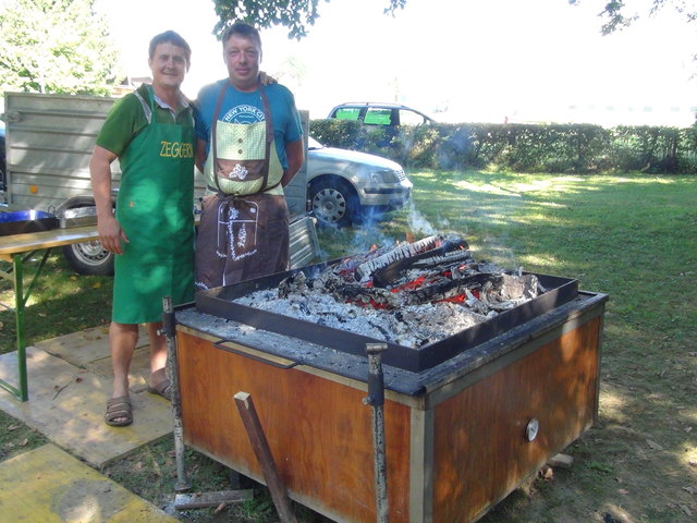 Für die köstliche Spezialität Kistenfleisch sorgten Karlheinz Jammernegg und Peter Franz.