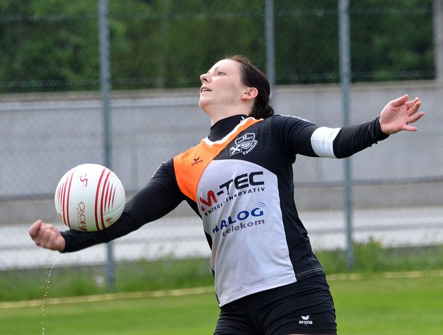 Kapitänin Karin Azesberger muss aufgrund von Personalmangel im Faustballteam von Arnreit als Schlägerin antreten. | Foto: Foto: Manfred Lindorfer