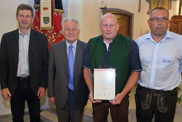 Helmut Staufer (2.v.re.) nimmt sein Zeugnis beim 25. Klärwärtertag in Mondsee entgegen.