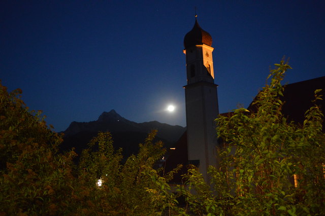 Vollmond zwischen Säuling und St. Ulrich in Pinswang
