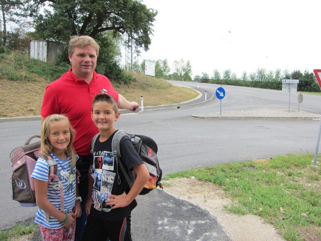 Vizebürgermeister Adolf Gruber mit den Schulkindern Vanessa und Tobias Peham. | Foto: Gemeinde