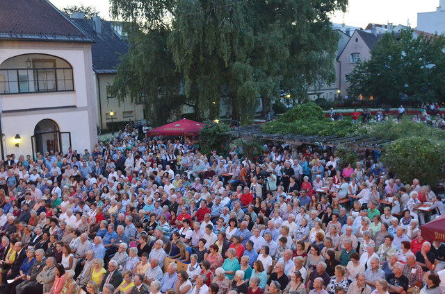 Ein Blick über die rund 1300 Gäste, die zum Abschlusskonzert in den Welser Burggarten gekommen waren. | Foto: Stadt Wels