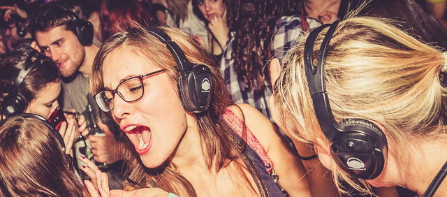 Bei der "Silent Disco" kann jeder selbst bestimmen, zu welchen Beats er tanzen möchte. | Foto: Pink Night
