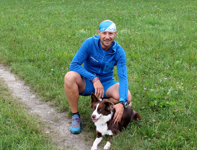 Hündin Calia begleitet ihr sportliches Herrl manchmal beim Training – auch für sie sind Strecken über 30 Kilometer ganz normal.