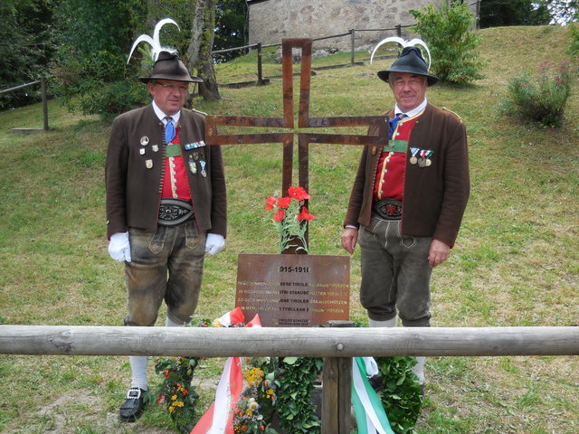 Aus Oberndorf nahmen der  Kdt. Hans Brandstätter und Bildungsoffizier Christian- Georg Hopfensperger teil.   | Foto: privat
