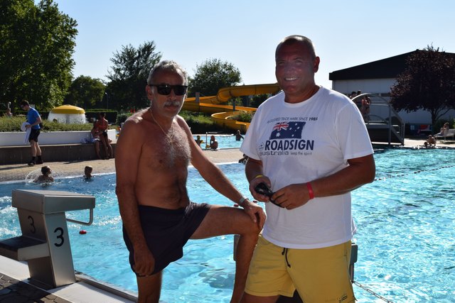 Bademeister Josef Schützenhofer und Josef Fassl hatten diesen Sommer im Freibad Oberwart alle Hände voll zu tun.
