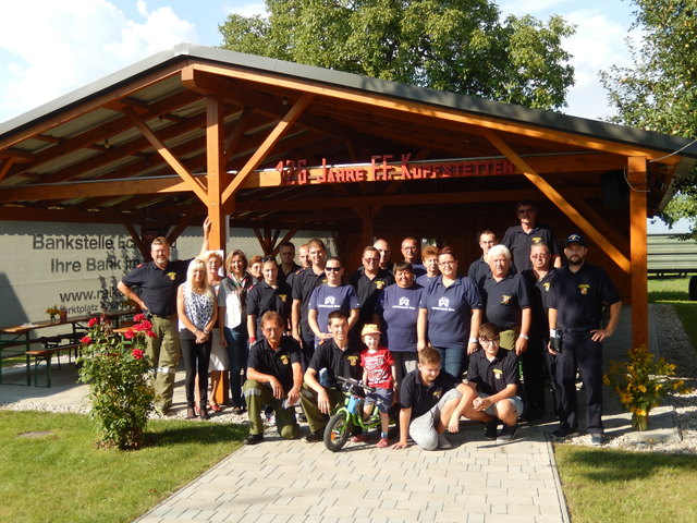 Das Team der FF Kopfstetten vor dem „Feuerstadl“ im lauschigen Gemeindegarten. | Foto: Makoschitz