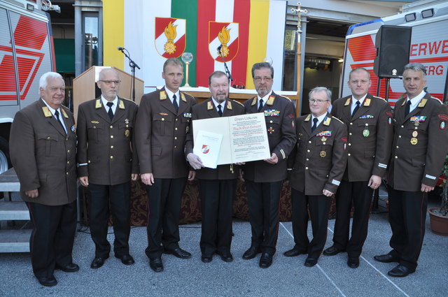 Bereichsfeuerwehrkommandant Engelbert Huber und sein Team ehrten den scheidenden Erich LInhardt. | Foto: Cescutti