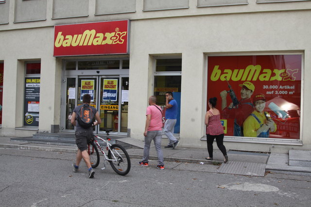Vor verschlossenen Türen standen die Besucher des BauMax am Höchstädtplatz. Die Filiale hatte überraschend früher geschlossen.