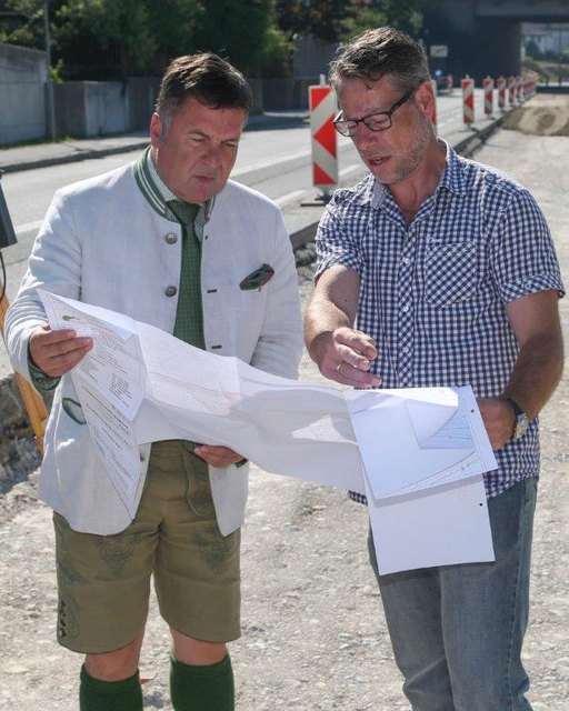 Im Bild von links: Landesrat Hans Mayr und Bauleiter Martin Quas. | Foto: Franz Neumayr/LMZ