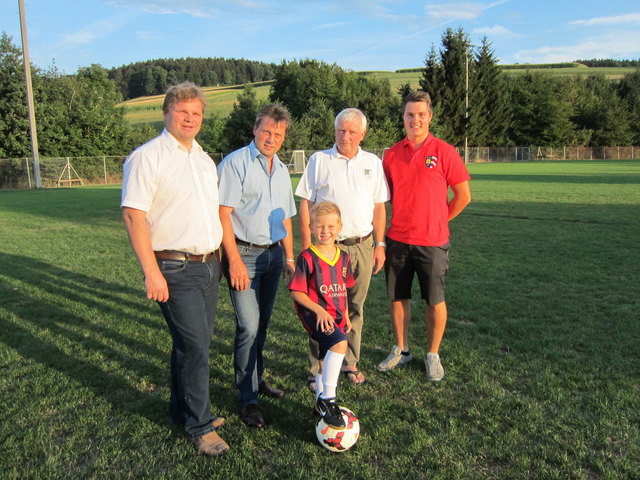 Über die Aufwertung des Fußballplatzes freuen sich VBgm. Adolf Gruber, Bgm. Friedrich Pallinger, Josef Preuer (Obmann Fußballverein) und Sportgemeinderat Christoph Rafetseder  (Obmann Hobbysportverein) mit David Teufel. | Foto: privat