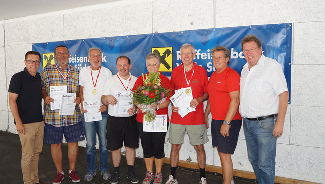 Der Siegermannschaft wird herzlich gratuliert:
v. l. Sportreferent Vizebgm. Ing. Klaus Mitterhauser, Herbert Märzinger, Ernst Aicher, Gerhard Buchegger, Mag. Rodica Platzer (Organisation), Walter Platzer, GR Ing. Hermann Knoll und Bürgermeister Andreas St