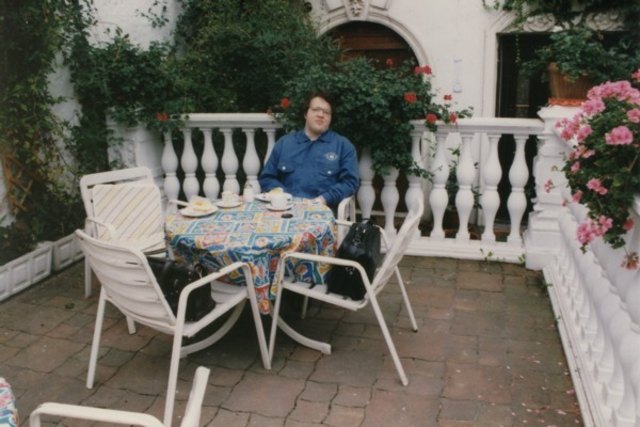 Ich mit 23 im Hof des inzwischen leider geschlossenen Cafés (September 1999)