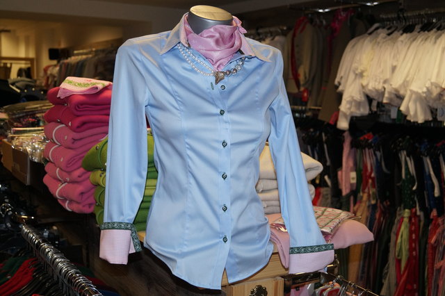 Schöne Trachtenblusen kombiniert mit Jeans sehen chic aus.