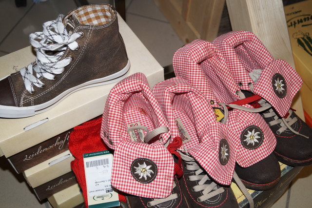 Turnschuhe zur Lederhose sind erlaubt und sehen lässig aus.