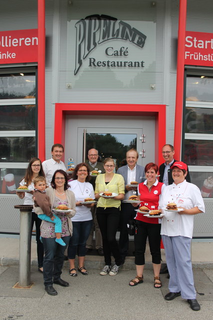 Bäckermeisterin Katrin Pilz, Familie Martina, Manfred und David Nagelmaier, Silvia Huber und  Dkfm. Andreas Salvator Habsburg-Lothringen vom Gut Gmünd, Doris Ploner Gf. der Käsemacher Vitis,  Eurogast Gmünd Gf Herbert Pilz, AVIA Serviceteamleiterin Birgit | Foto: AVIA Gmünd