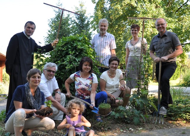 Das Projektteam; v.l.: em. Abt Berthold Heigl, Agnes Scheucher mit Tochter, Josef Penzendorfer, Brigitte Hofschwaiger, Wolfgang Haidin, Lucia Deinhofer, Angela Zemanek-Hackl und Bürgermeister Johann Spreitzer.