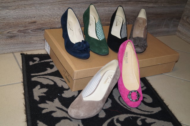 Stimmig ist der Auftritt, wenn sich die Farbe des Schuhs im Ton des Kleides wiederfindet.