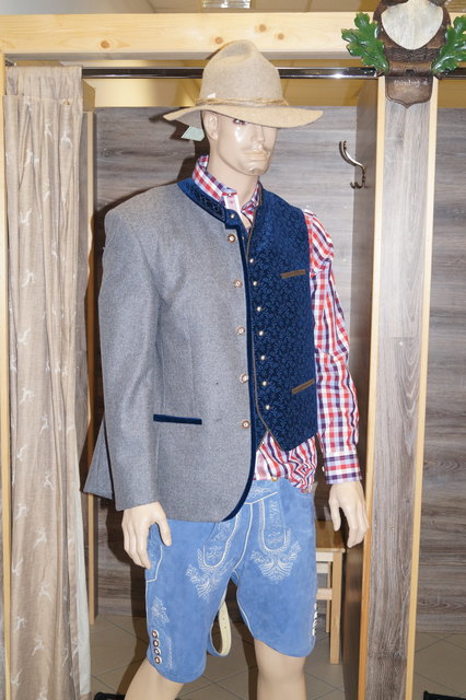 Auf das Hamd abgestimmte Gilets machen das Outfit für den Herren komplett.