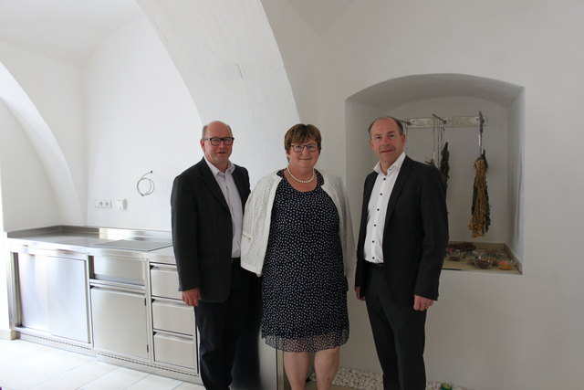 Johann Plakolm, Rosa Felhofer und Max Hiegelsberger besichtigen jene Räume, die zur schulischen Nutzung neu adaptiert wurden.