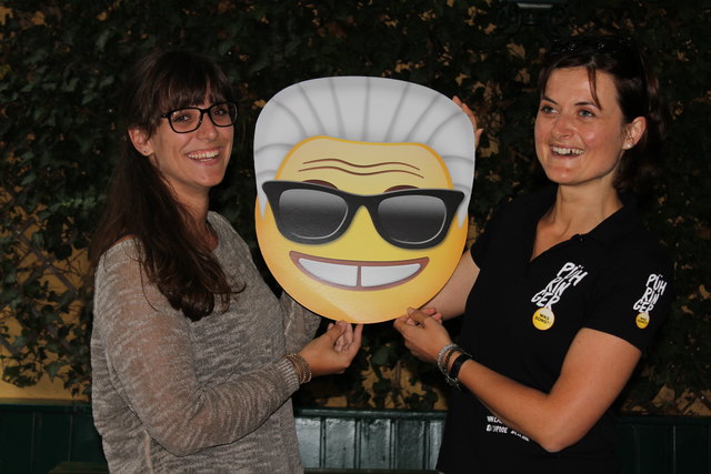 Sophie Berghammer und Barbara Tausch zeigen das Pühringer-Emoji.