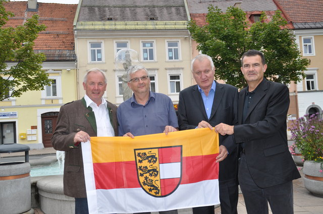 Treffpunkt Hauptplatz Feldkirchen: Gerhard Dörfler, Radomir Pavlovic, Desnica Radivojević und Alexander Petritz (von links)