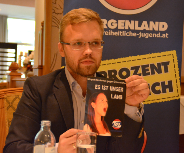 Werner Wassicek, Landesobmann des Rings Freiheitlicher Jugend, präsentiert den Folder zur Kampagne.