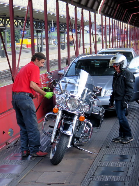 Man muß ja nicht immer "über" die Berge, sondern kann auch einmal mit der "Harley Davidson" sicher von Böckstein nach Mallnitz "durch" das Tauerngebirge mit dem Überstellzug fahren!