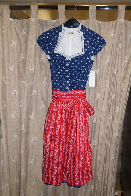 Im Trend sind Dirndl mit Ärmeln. Bei Dirndlblusen werden im Herbst 3/4 Ärmel getragen.