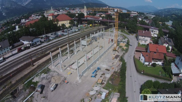 Das Bild stammt von Anfang Juli – mittlerweile wurde das Dach auf die Säulen gesetzt. | Foto: ÖBB