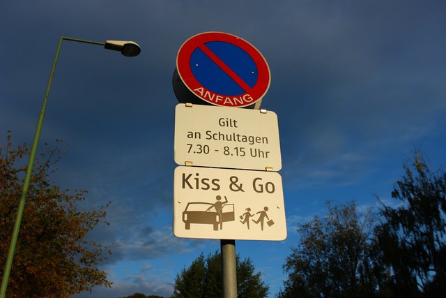 Platz für ein Bussi – Klosterneuburg macht den Schulbeginn mit 11 „Kiss & Go“-Zonen sicherer. | Foto: Gemeinde