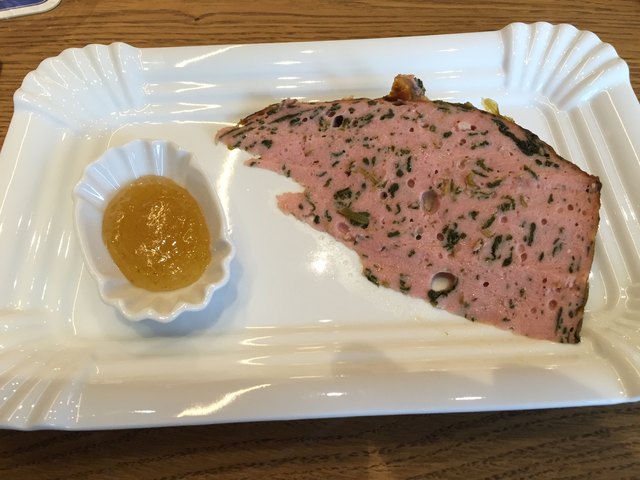 Spinat-Knoblauch-Leberkäse: Eine sehr originelle Leberkäse-Version. Dazu passt der Feigensenf optimal. Derzeit noch ein Geheimtipp, wird aber vielleicht bald ein Kassenschlager.